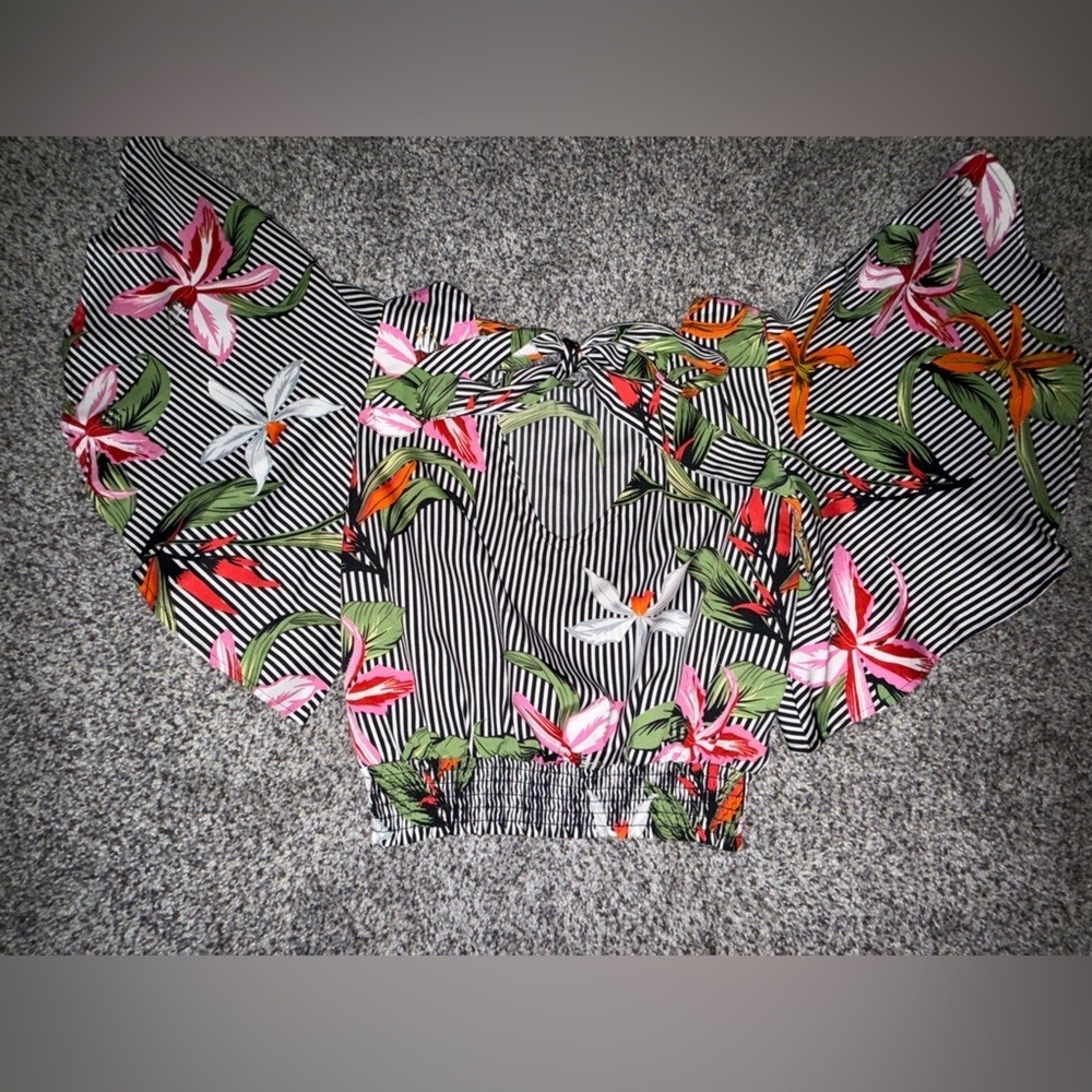 True destiny cropped black and white striped floral blouse with tie back - Picture 4 of 5